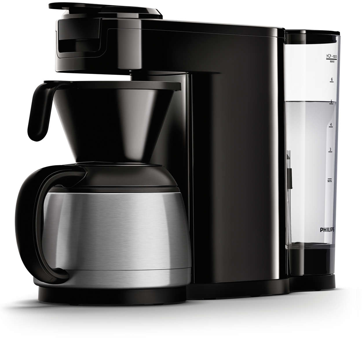Schwarze Kaffeemaschine mit Wassertank und Metallkanne. Weißer Hintergrund.