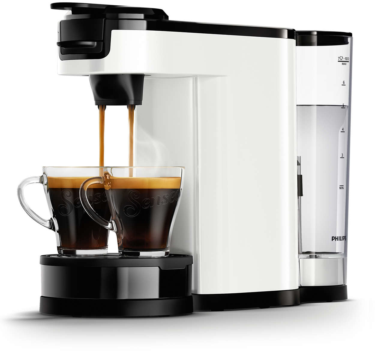 Wit en zwart koffiezetapparaat dat koffie in twee heldere glazen kopjes schenkt.