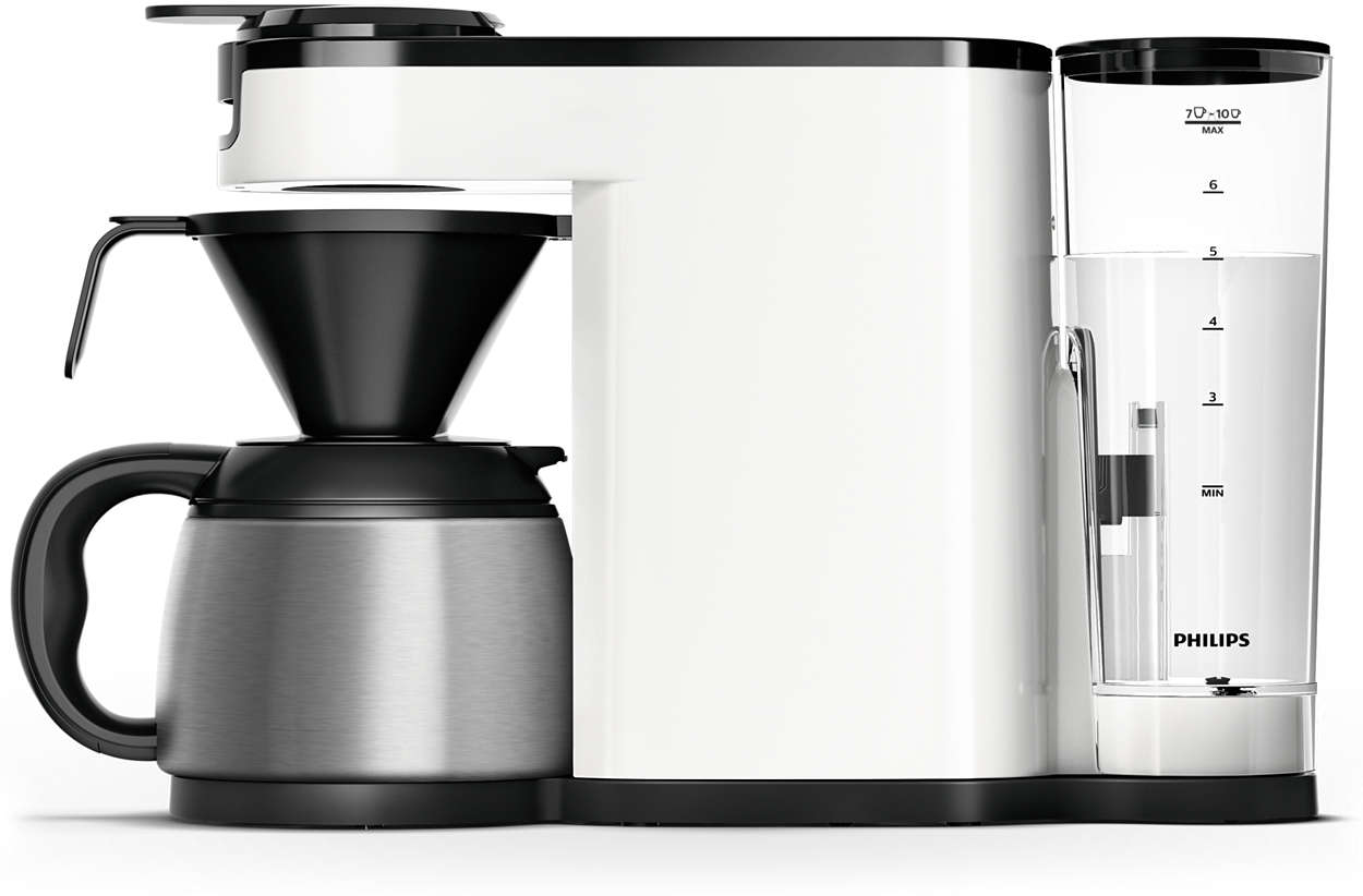 Wit en zwart koffiezetapparaat met een kan en een waterreservoir. Witte achtergrond.