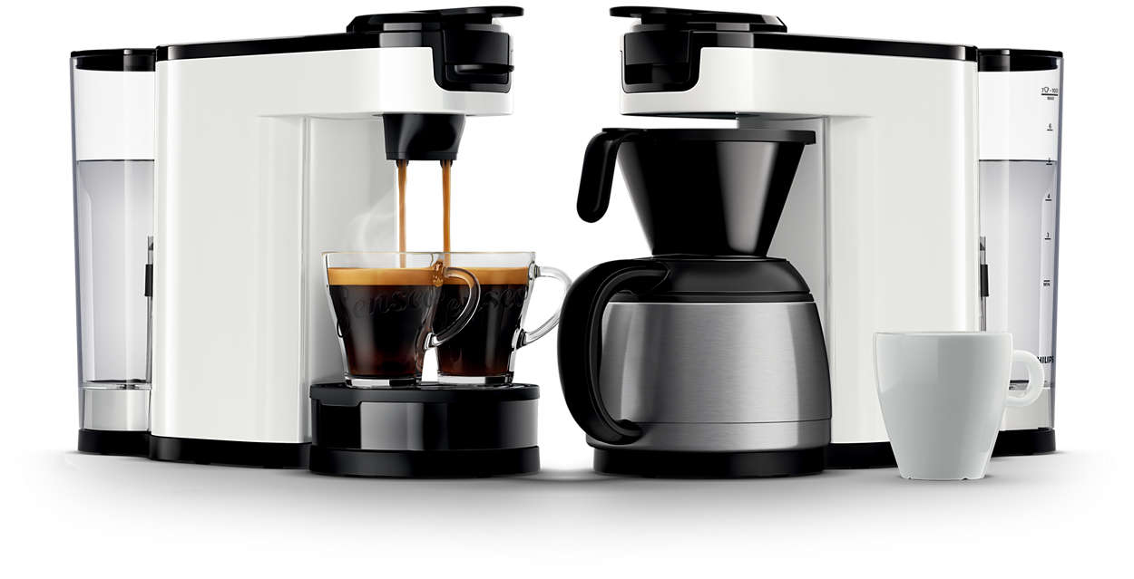Twee witte koffiezetapparaten met transparante watercontainers. Koffie wordt in glazen gegoten.