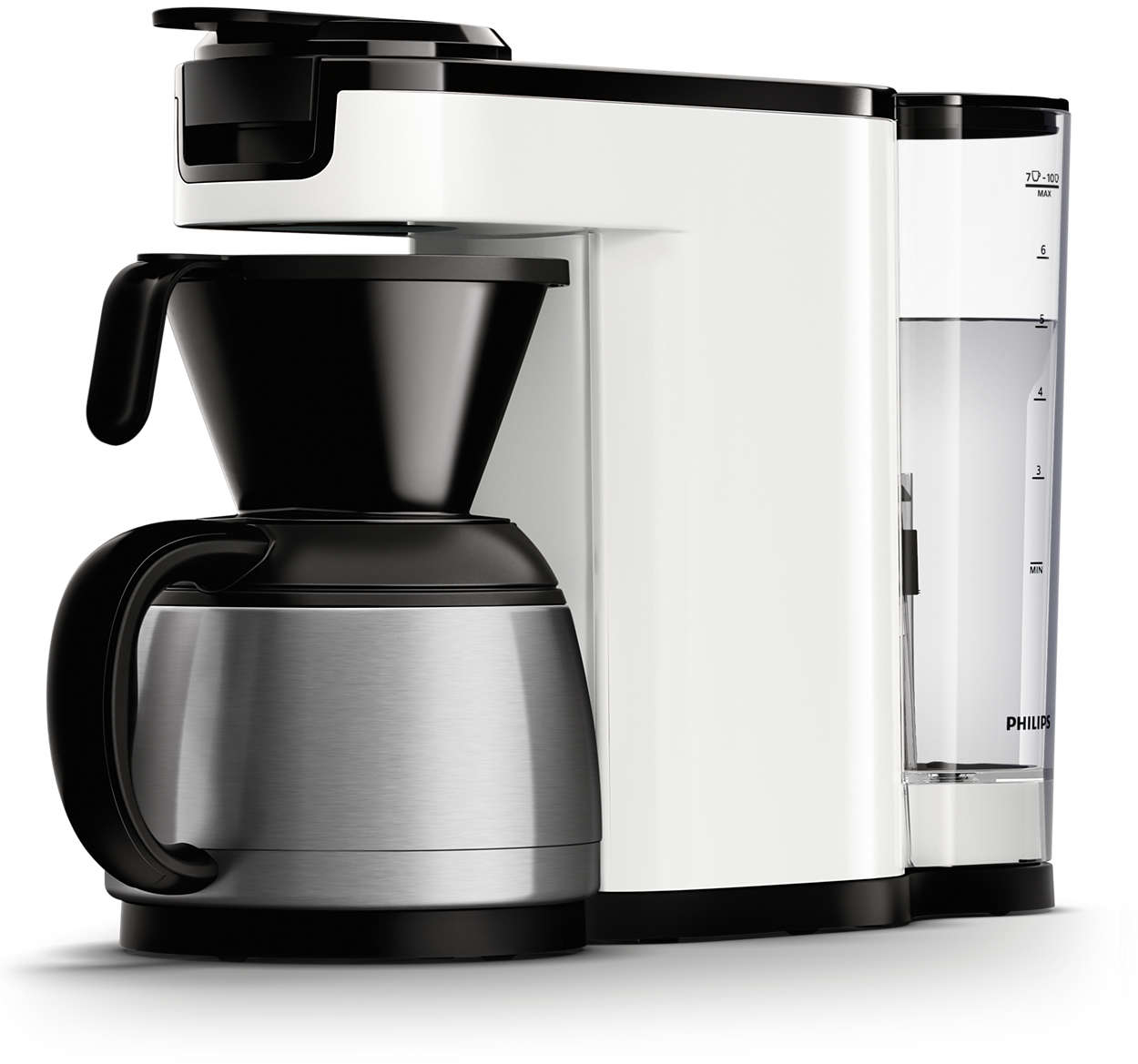 Wit en zwart koffiezetapparaat, met een chromen pot. Geïsoleerd op een witte achtergrond.