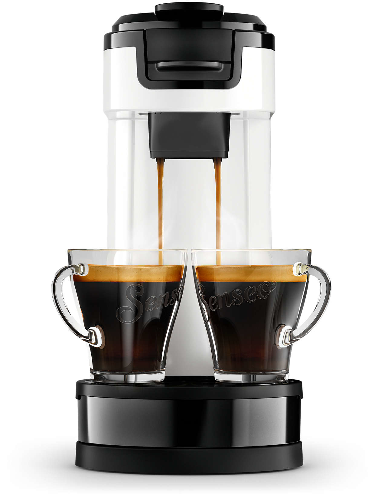 Een wit en zwart koffiezetapparaat met twee glazen kopjes. Koffie wordt in de kopjes geschonken op een witte achtergrond.