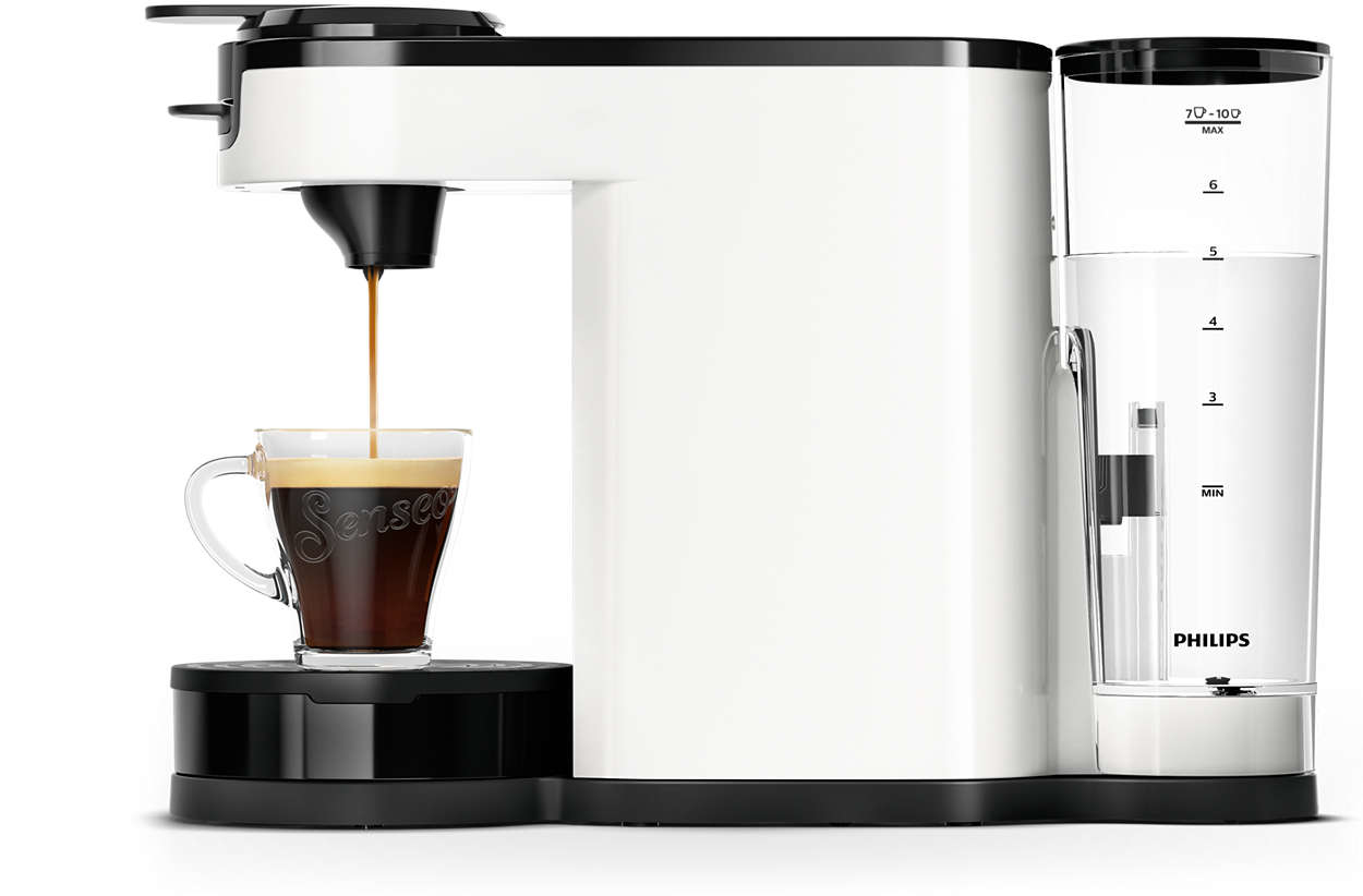 Koffiezetapparaat dat koffie in een glazen kopje giet.