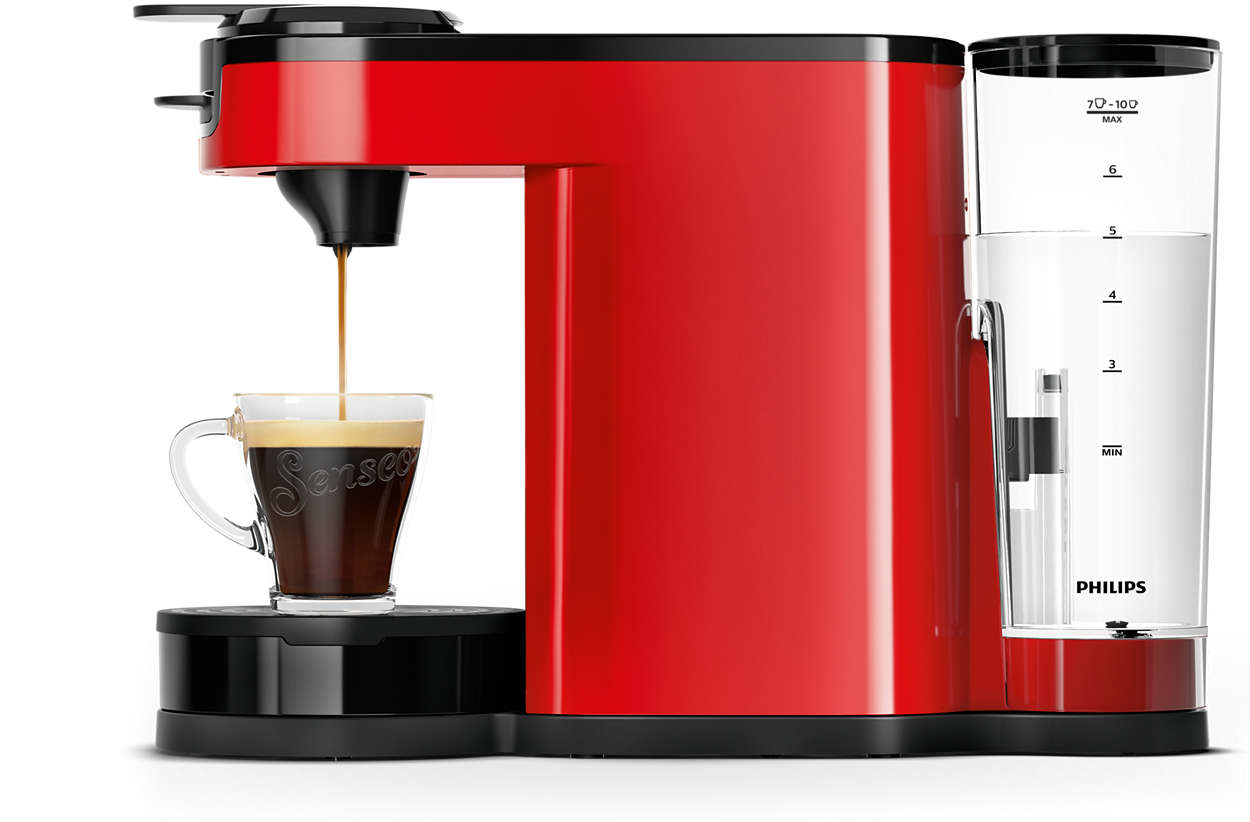 Een rode koffiemachine die koffie schenkt in een glazen kop met een wit logo.