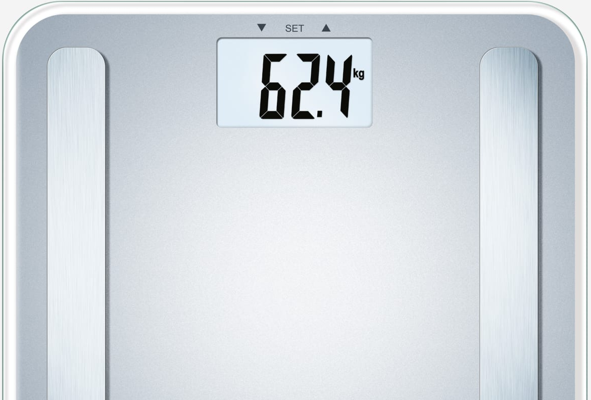 Balance numérique affichant 62,4 kg.
