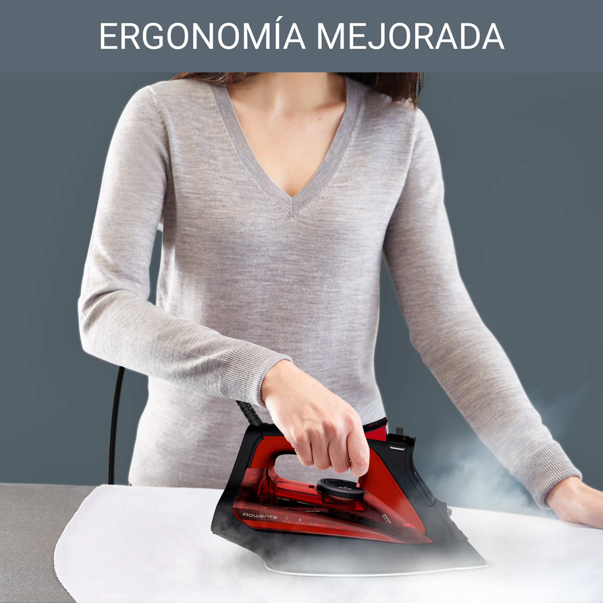 Persona planchando ropa con plancha roja y negra, vapor visible, texto arriba.