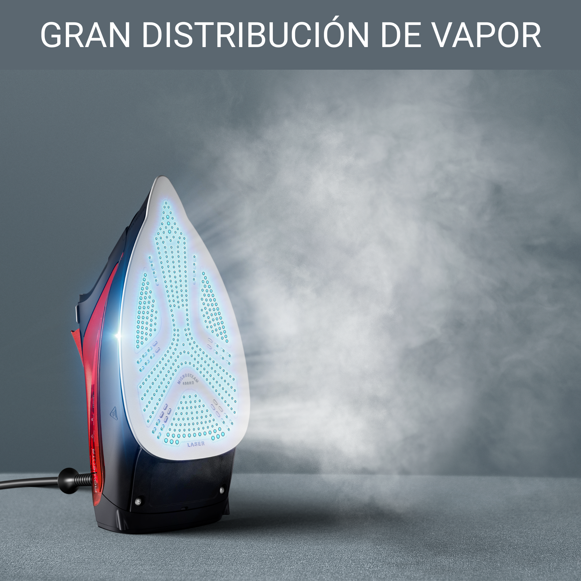 Una plancha roja y negra con función de vapor, mostrando la suela con vapor saliendo.