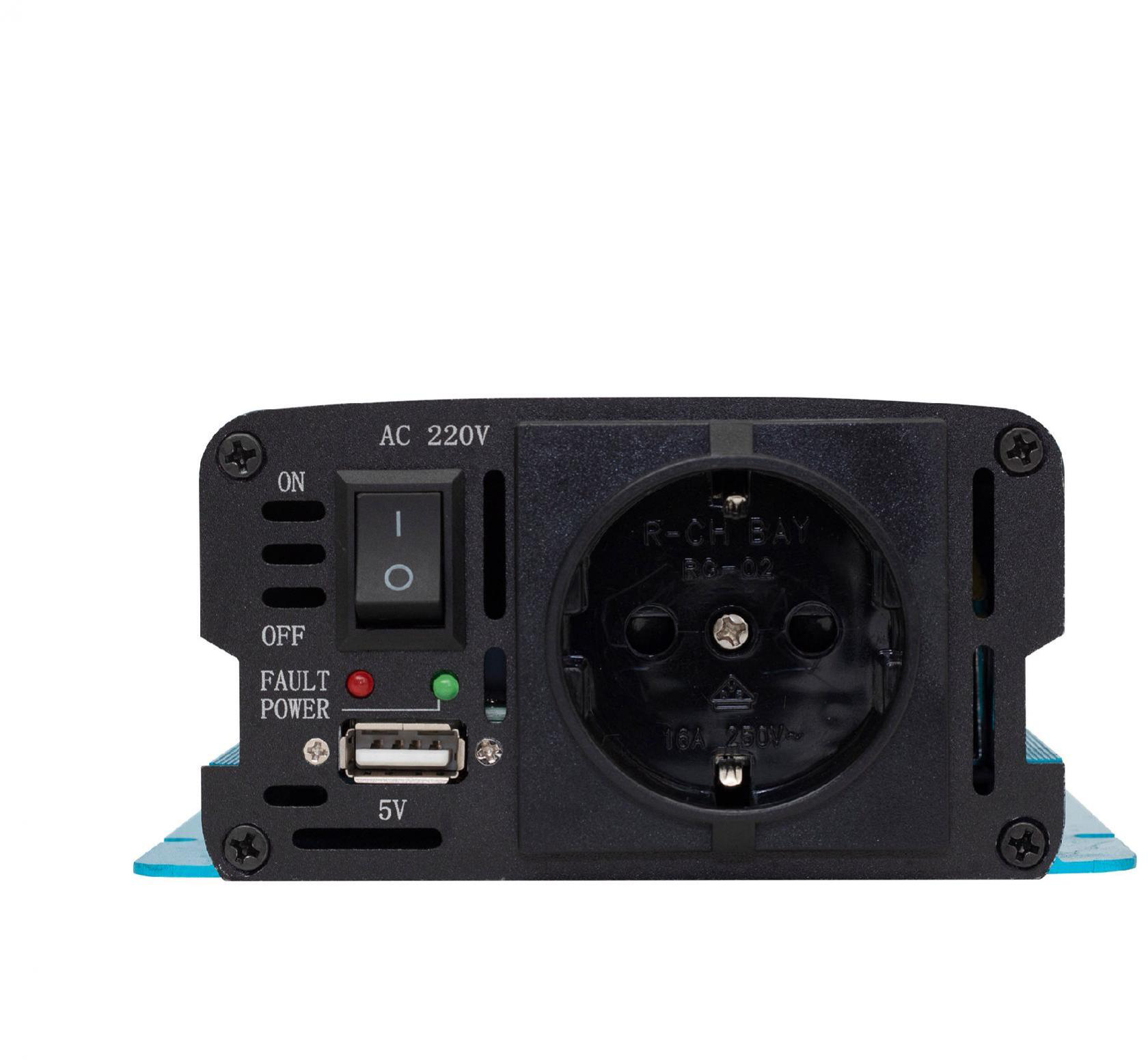 Egy fekete inverter AC aljzattal és USB porttal.