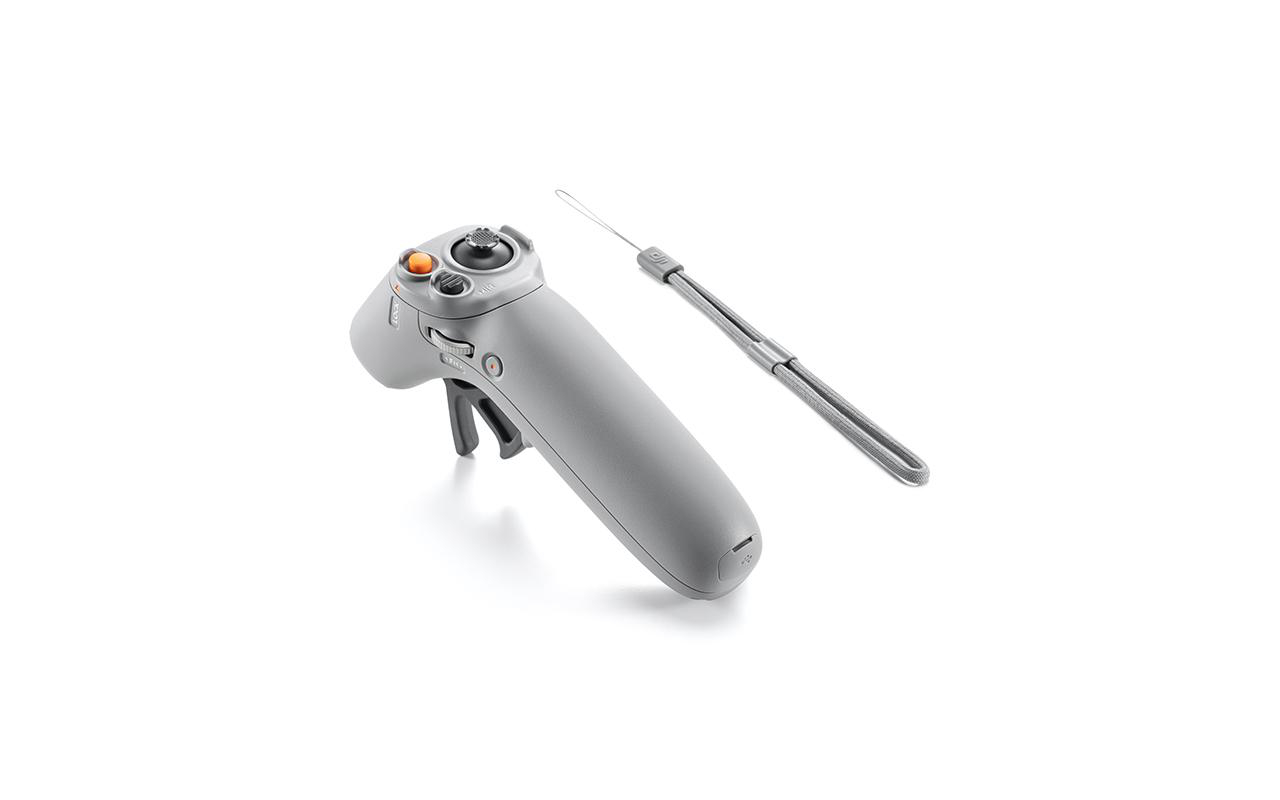 Ein grauer Drohnen-Controller mit Handgelenkschlaufe auf weißem Grund.