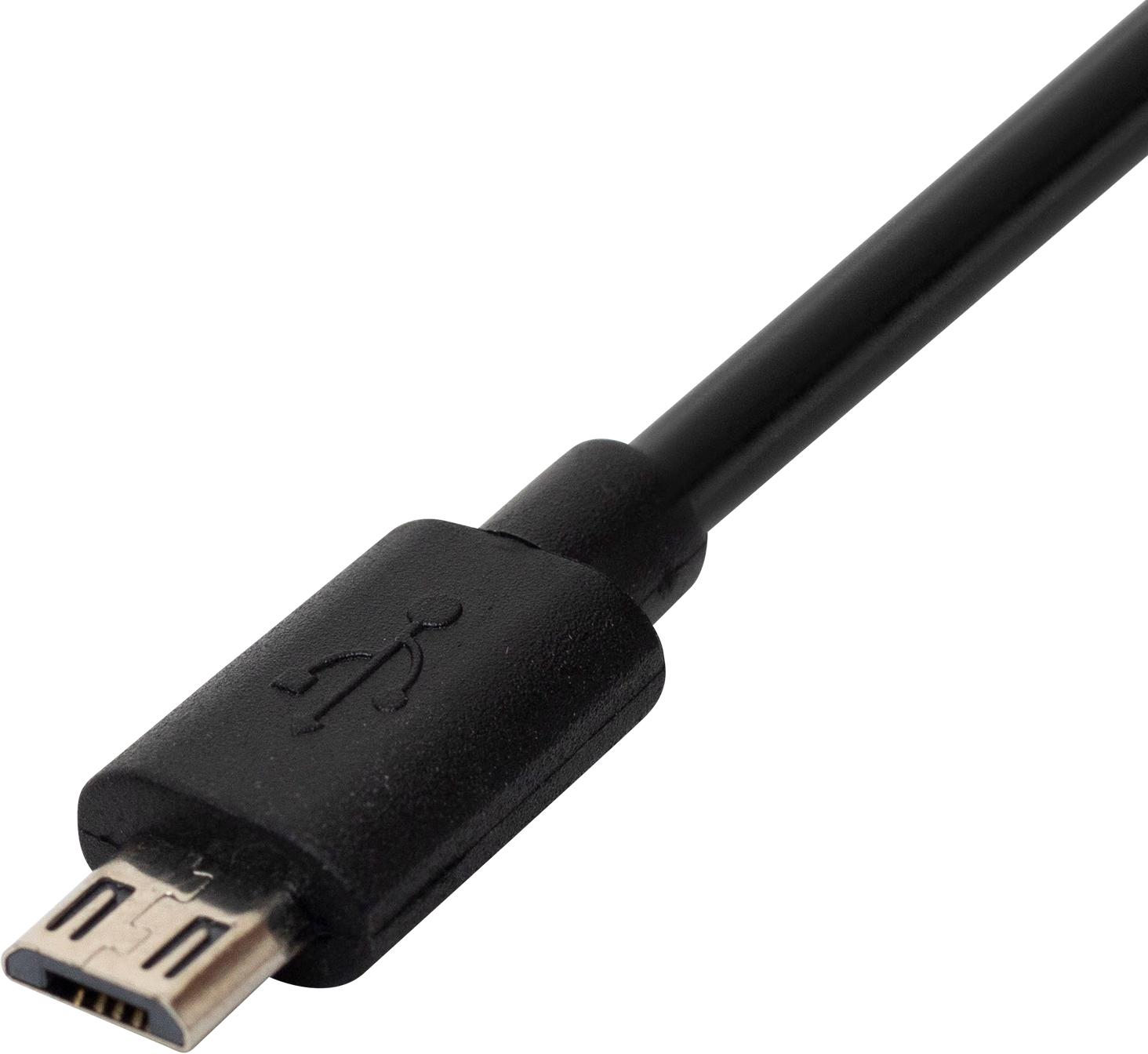 Közeli kép egy fekete micro USB kábelről az USB szimbólummal, fehér háttéren.