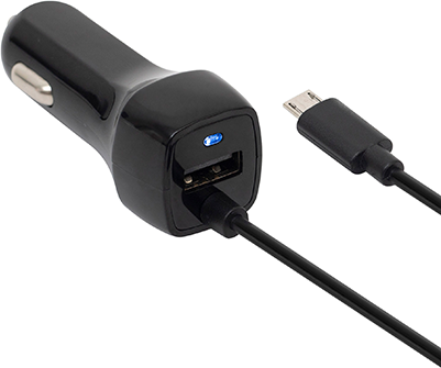 Fekete autós töltő USB porttal és csatlakoztatott fekete kábellel, fehér háttér.
