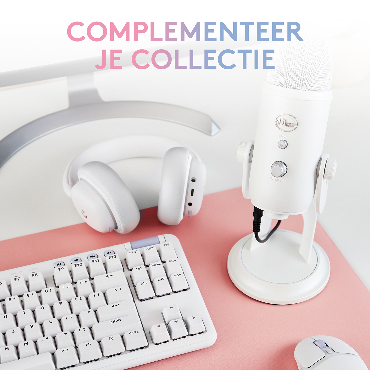 Een witte desktopopstelling met een koptelefoon, een toetsenbord en een microfoon. Overlay: Complementeer je collectie.