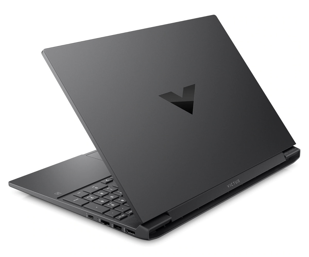 Ciemnoszary laptop, otwarty. Widoczny tył, z czarnym logo V i tekstem Victus. Częściowo otwarty.