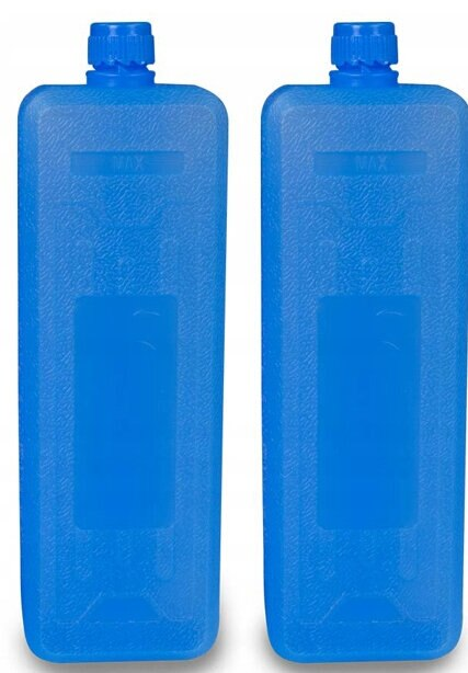 Dwa niebieskie wkłady chłodzące z zakrętkami. Są prostokątne i wypełnione substancją żelową.