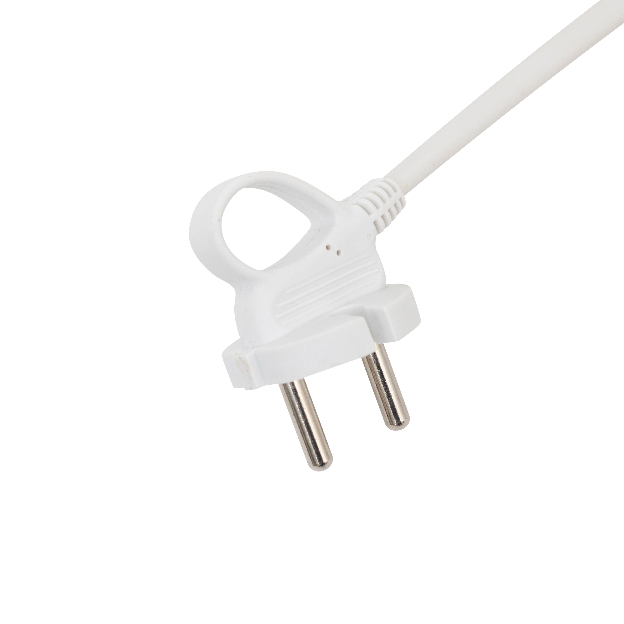 Fehér elektromos dugó két tüskével. Fehér kábel. Fehér háttér.