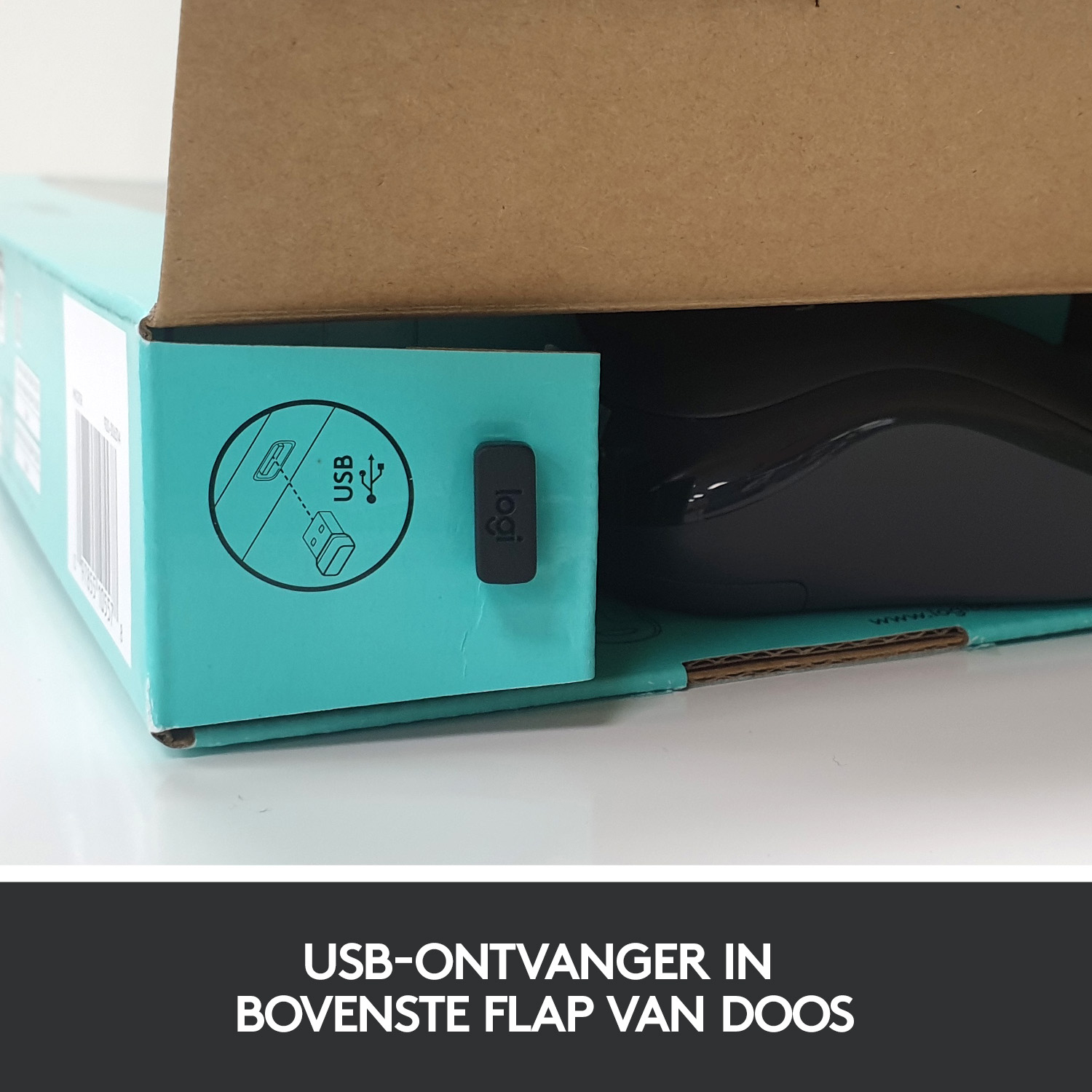 Een doos met een USB-ontvanger erin, met de tekst 'USB-ONTVANGER IN BOVENSTE FLAP VAN DOOS'.