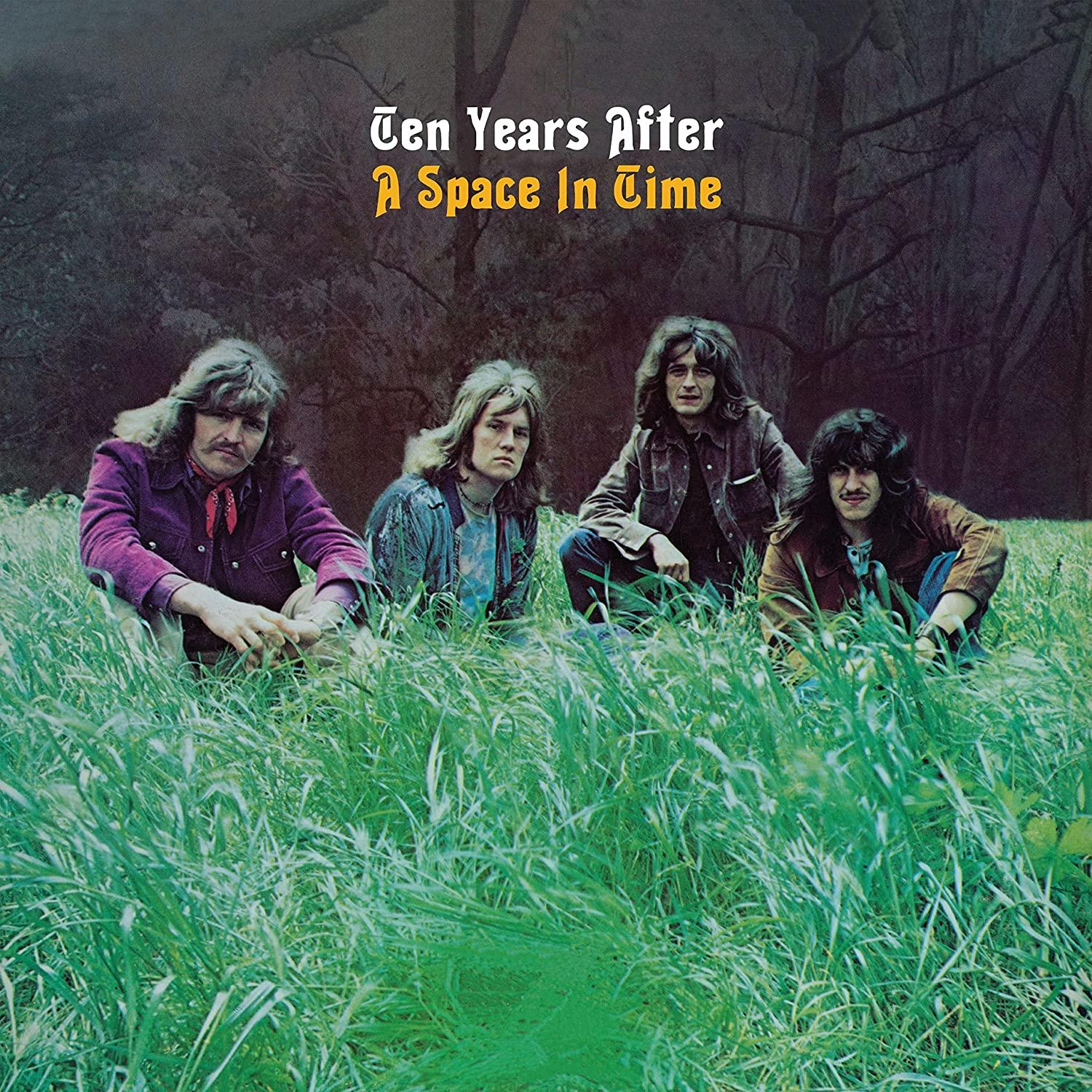 'Ten Years After - A Space In Time' album borítója, zenekar a füves mezőn.