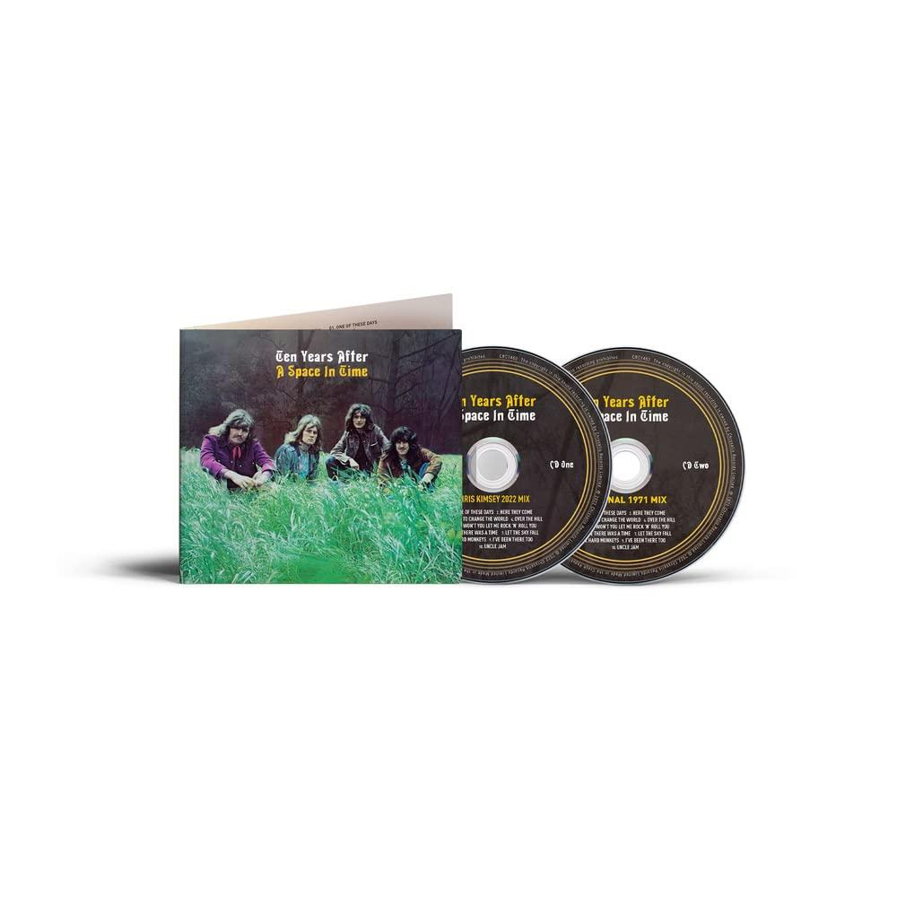 CD-k és albumborító zenekarral a füvön.