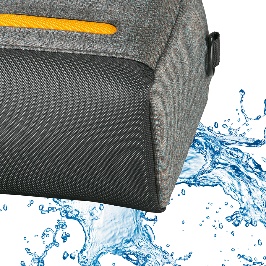 Close-up van een grijze en zwarte tas met gele accenten en waterspatten.