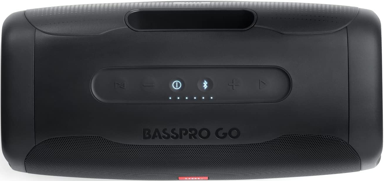 Fekete hordozható hangszóró gombokkal és a 'BASSPRO GO' logóval.