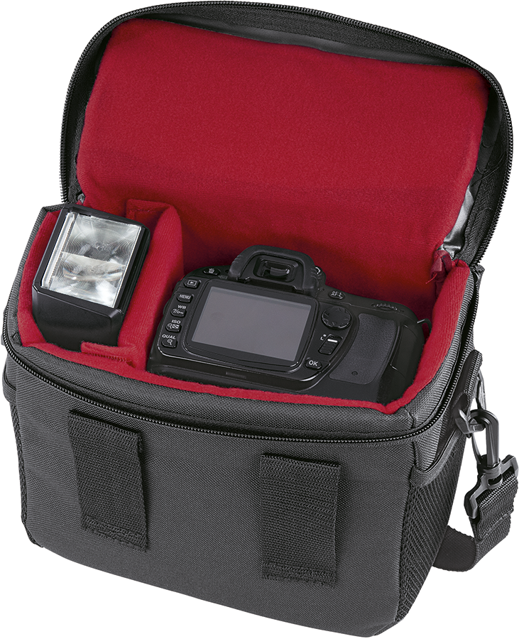 Zwarte cameratas, camera en flitser binnenin, rode voering, zwarte schouderriem.