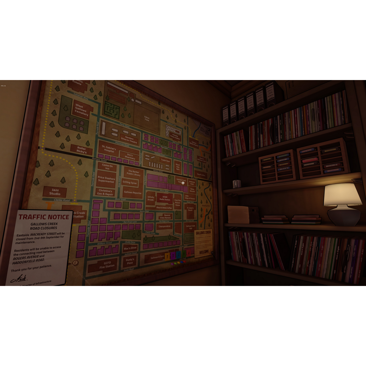 Interieur van een kamer met een kaart, boekenkasten en een lamp op een tafel.