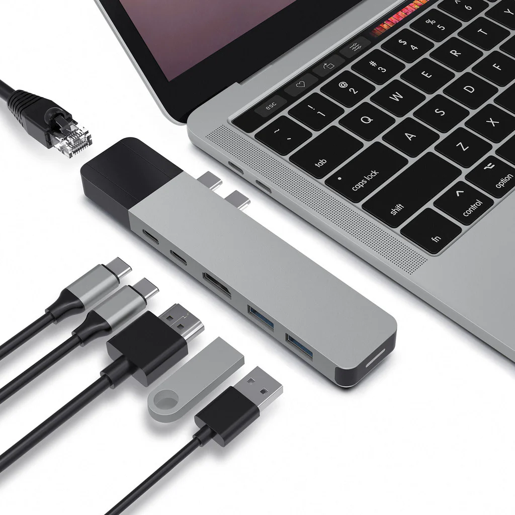 Portátil con concentrador conectado, cables y accesorios, puertos USB y cable Ethernet.