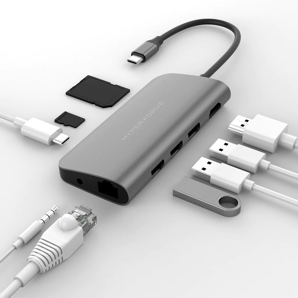 Una funda morada para teléfono en una caja blanca. La funda tiene un magsafe circular.