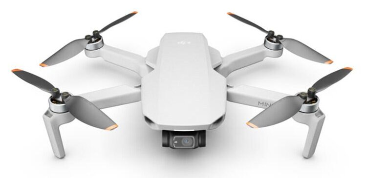 Biały dron DJI Mini 2 z czterema śmigłami na białym tle.