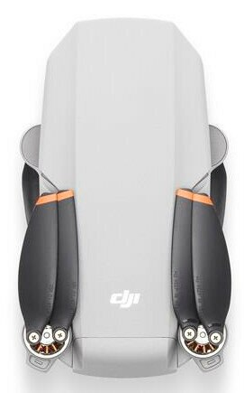 Biały dron z czarnymi śmigłami, widok z góry, białe tło.