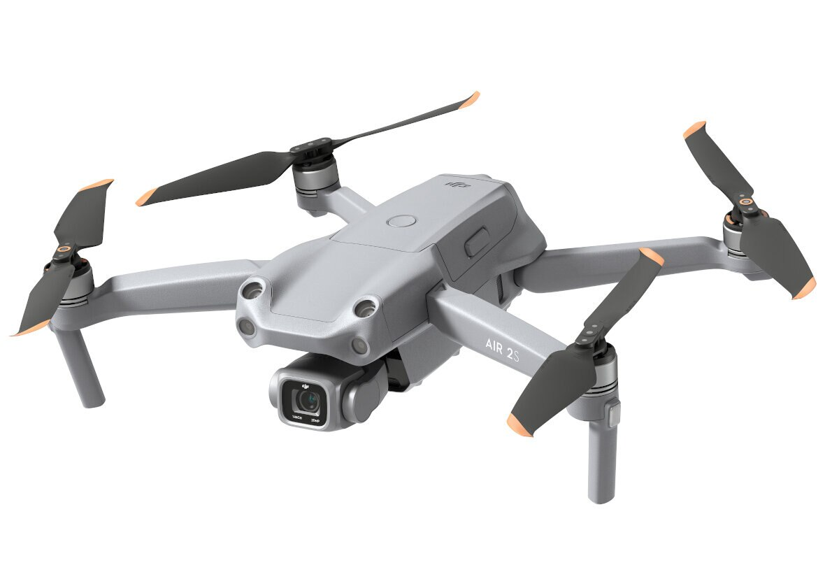 Szary dron z czarnymi śmigłami, lekko pochylony. Dron jest na białym tle.