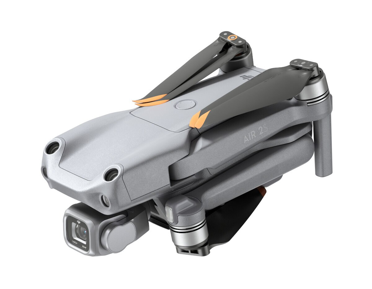 Szary dron ze złożonymi śmigłami i kamerą, białe tło.