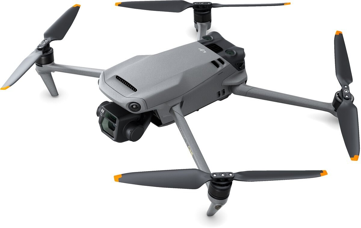 Szary dron w powietrzu ze śmigłami. Dron ma kamerę z przodu.