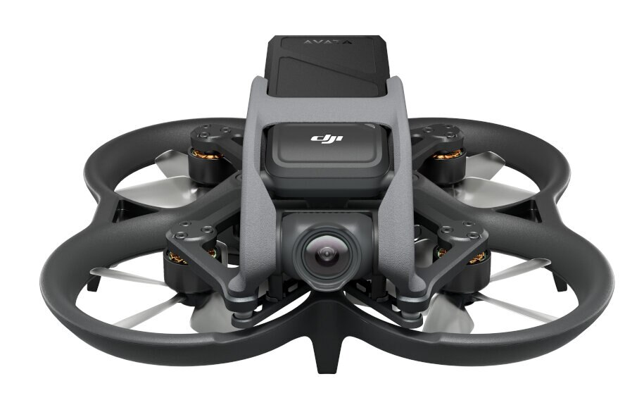 Szary i czarny dron z kamerą i śmigłami na białym tle.