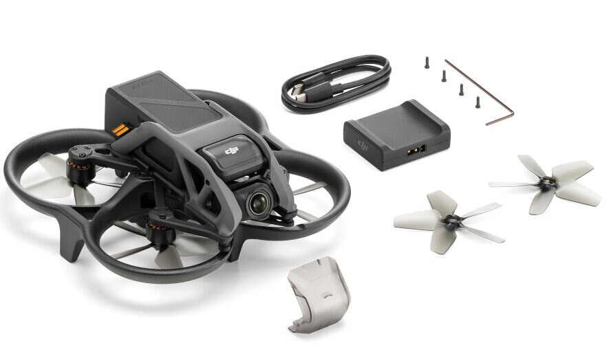 Czarny i szary dron ze śmigłami, baterią, ładowarką i akcesoriami na białym tle.