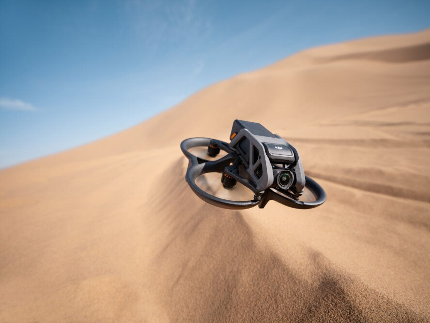 Dron lecący nad pustynnym krajobrazem.
