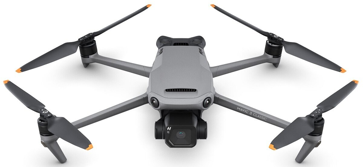 Szary dron z czterema śmigłami, kamerą i napisem 'MAVIC 3 CLASSIC'.