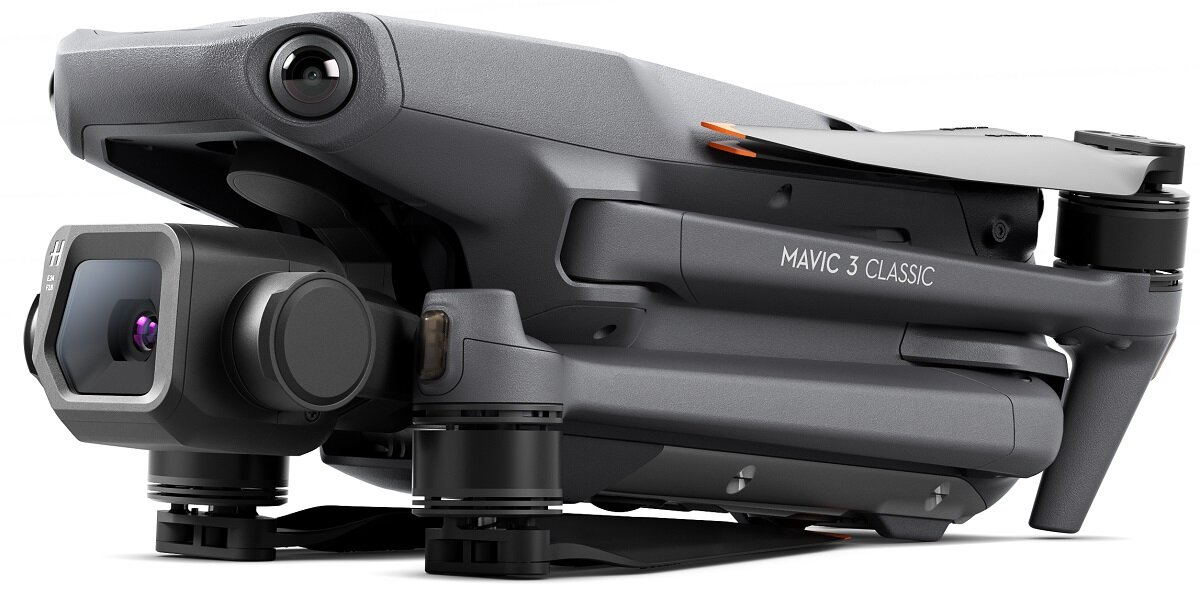 Szary dron DJI Mavic 3 Classic, widok pod kątem, pokazujący szczegóły kamery i korpusu, białe tło.