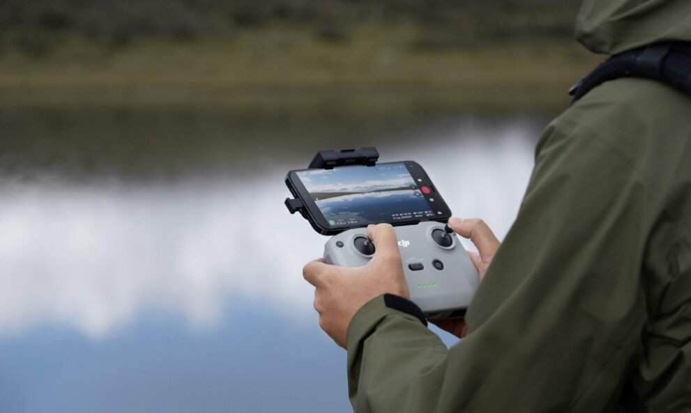 Czarny i szary dron z perspektywy przedniej.