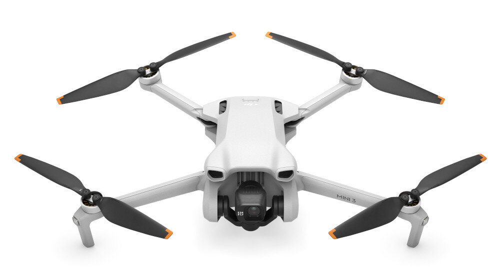 Biały dron z czterema czarnymi śmigłami i kamerą. Pomarańczowe akcenty. Białe tło.