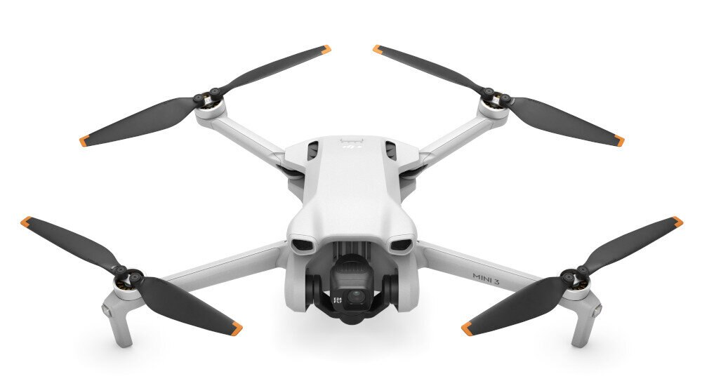 Biały dron z czterema śmigłami, czarnymi łopatkami i pomarańczowymi końcówkami. Na białym tle.