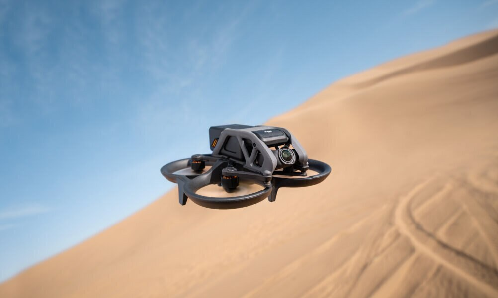 Dron w locie nad wydmami. Niebieskie niebo w tle.