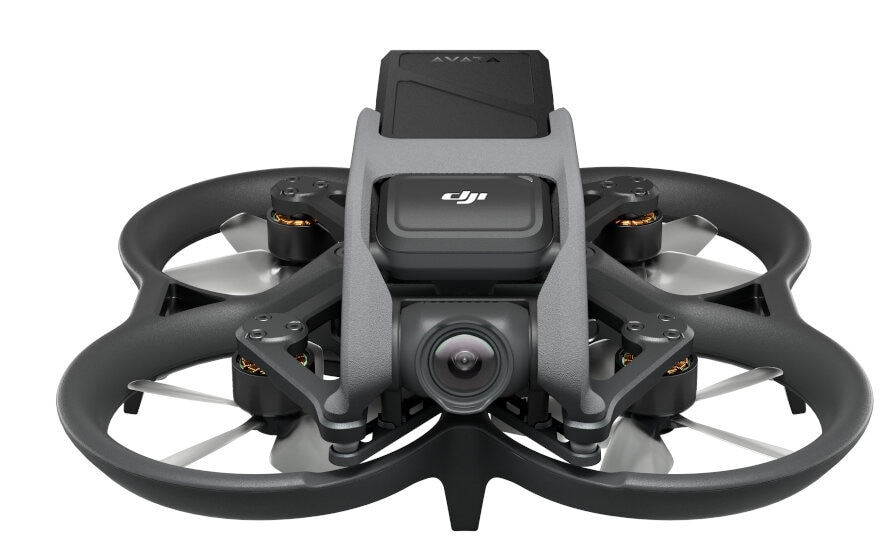 Czarny grill węglowy na stojaku z kołami.