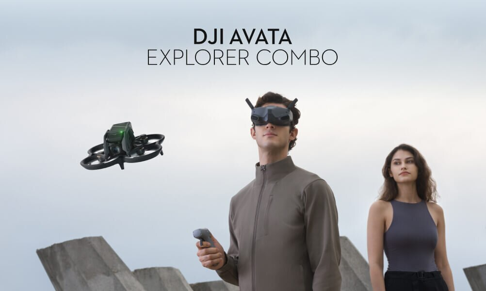 Dwie osoby i dron w locie na tle pochmurnego nieba.