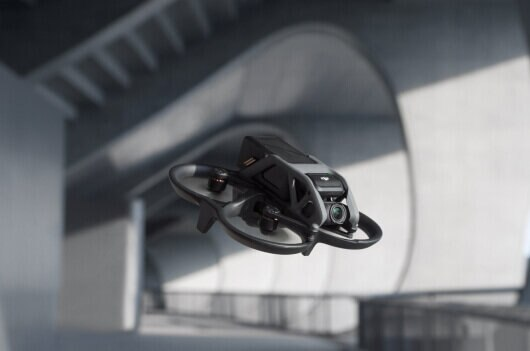 Dron lecący pod mostem, widok pod kątem.