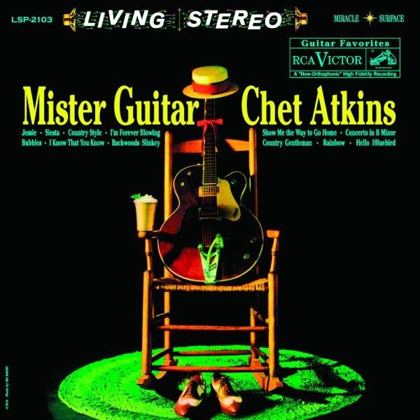 Album borító: 'Mister Guitar' Chet Atkins-től. Gitár a széken, kalap, cipő és zöld szőnyeg.