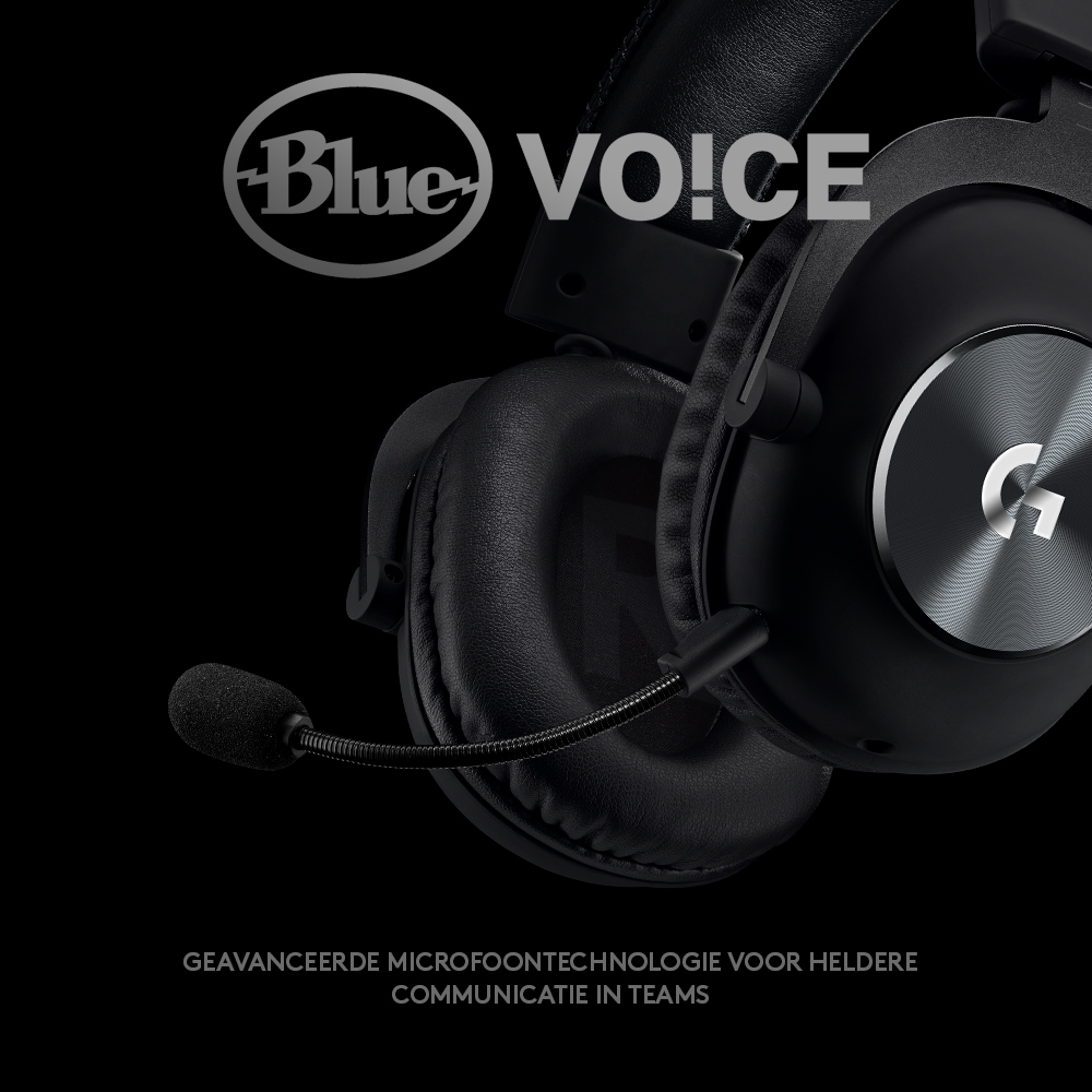 Zwarte gaming headset met microfoon. Blue VO!CE logo bovenop. Zwarte achtergrond.