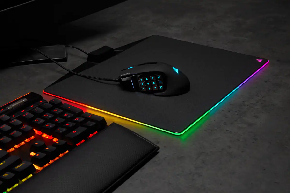Gaming egér számbillentyűzettel a megvilágított egérpadon.