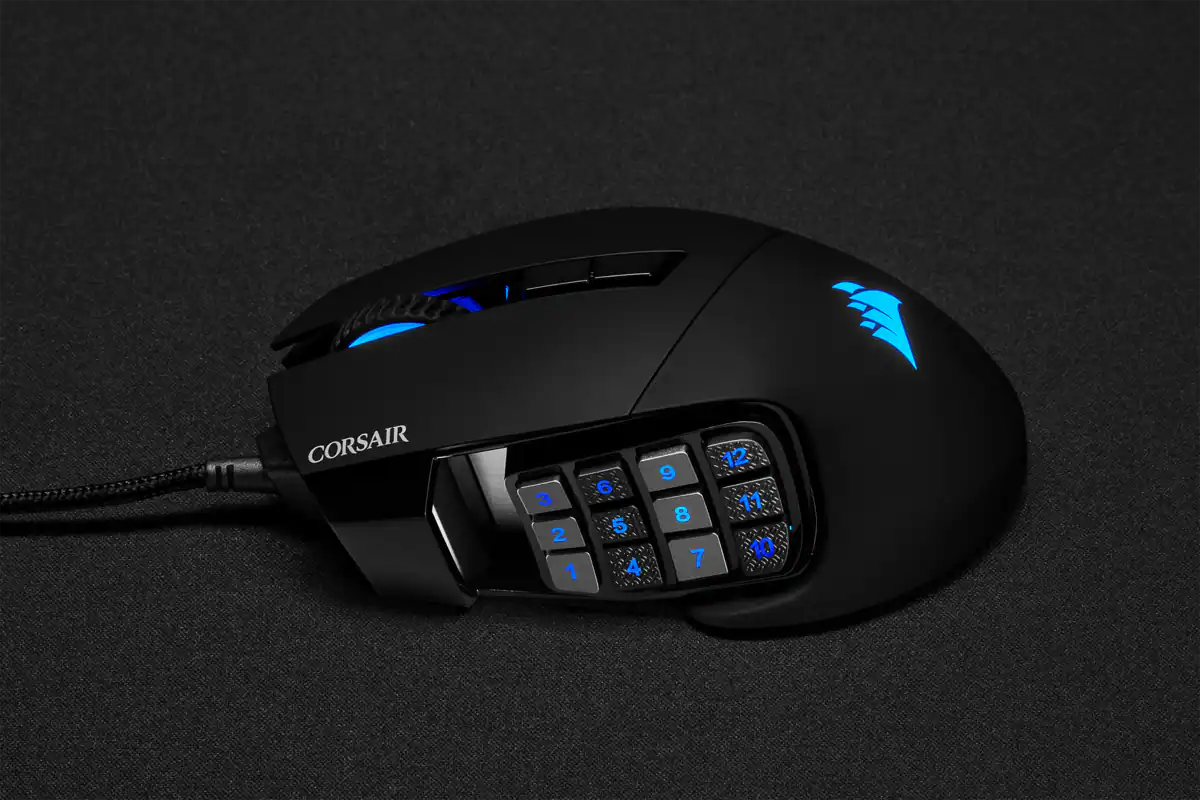 Fekete gaming egér kék fényekkel és egy számbillentyűzettel az oldalán.