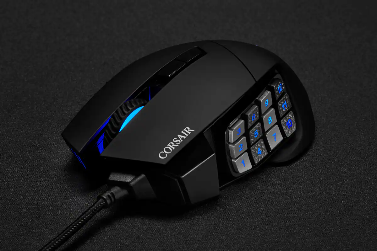 Egy fekete Corsair gaming egér kék világítással és több gombbal fekete felületen.